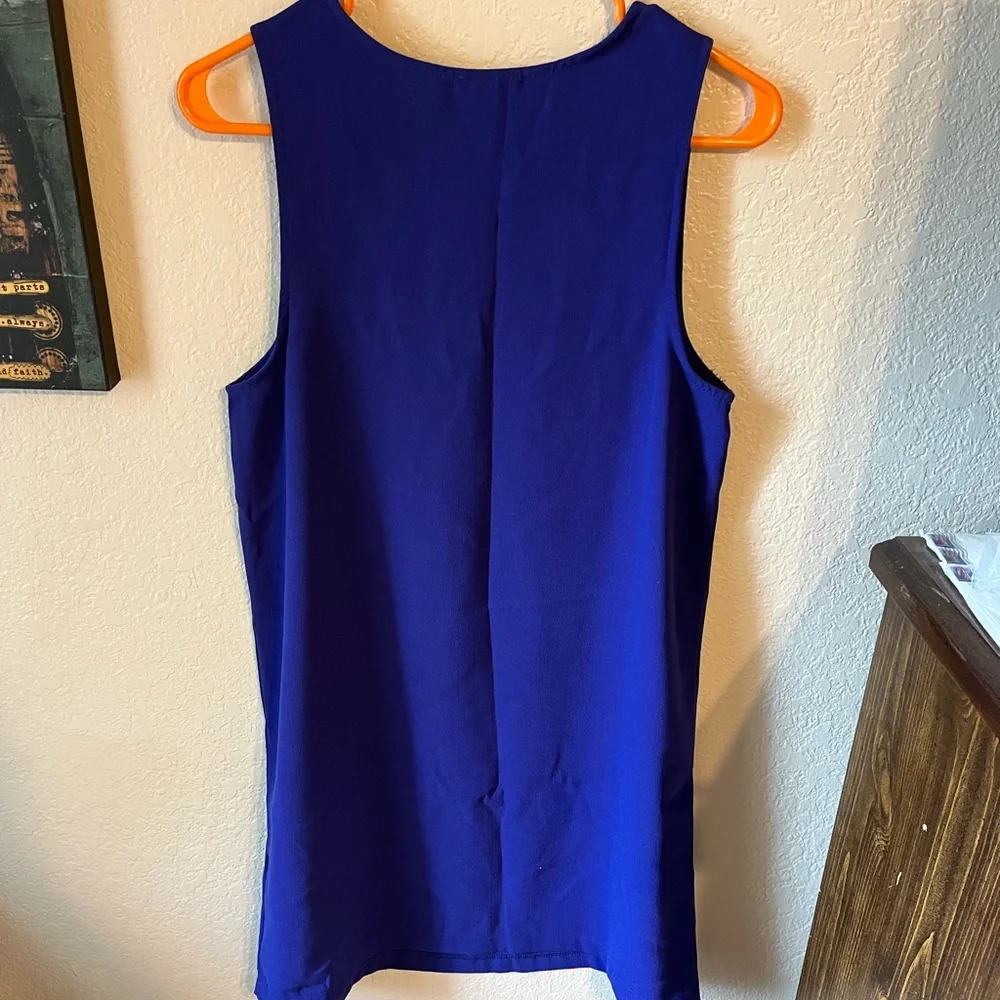 Beautiful scalloped everly dress. - Picture 4 of 8